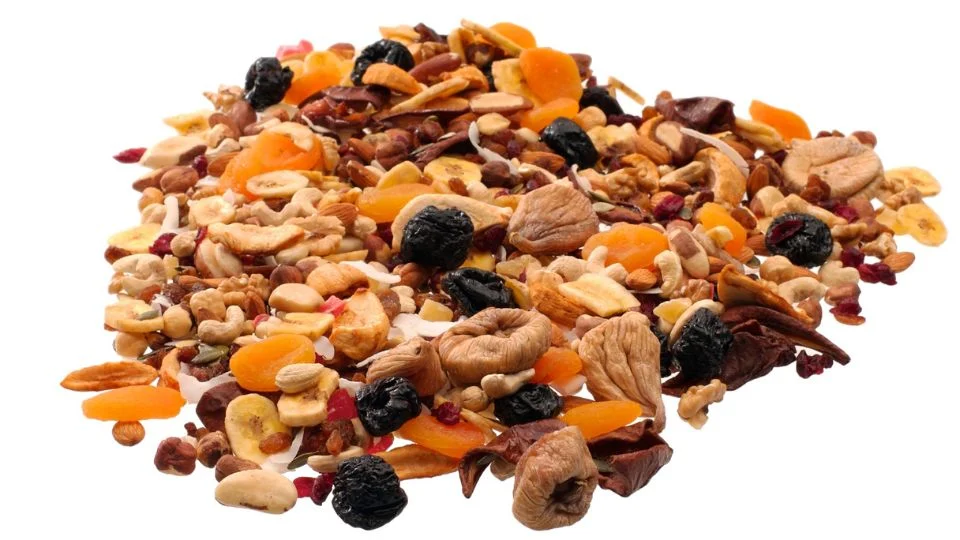 Egészséges aszalt gyümölcs és mag mix Színes aszalt gyümölcsök és magvak keveréke, egészséges snack lehetőség.