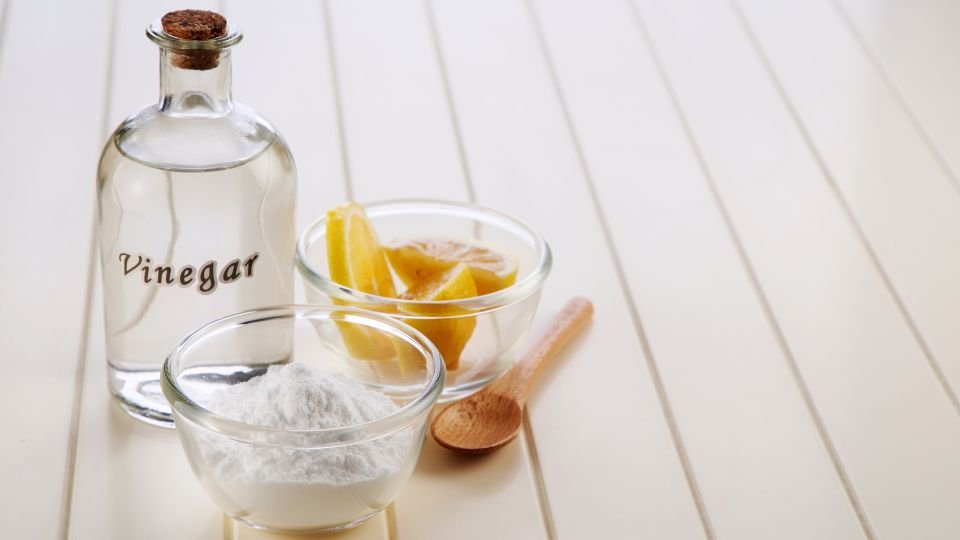 Ecet, citrom és szódabikarbóna a tisztítási trükkökhez.