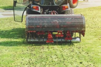 Gyepszellőztető gép működés közben, friss fűfelületen.