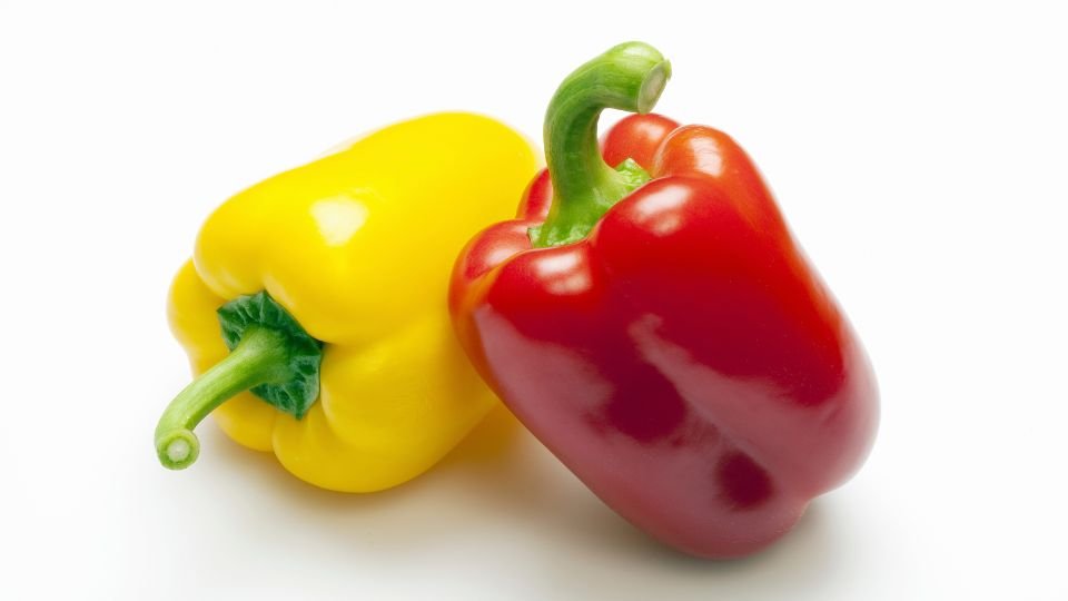 Két színes paprika, egy sárga és egy piros, friss és ropogós megjelenéssel.