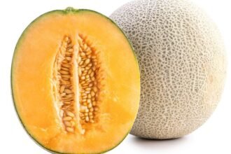 Sárgadinnye félbevágva, érett, édes hús és magok láthatók.
