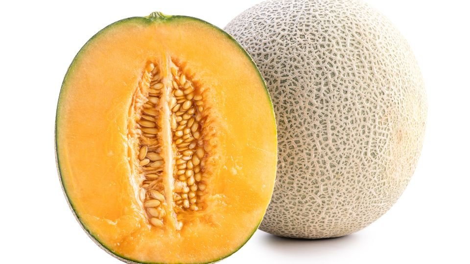 Sárgadinnye félbevágva, érett, édes hús és magok láthatók.