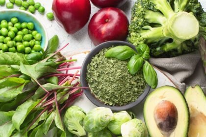 Friss zöldségek és gyümölcsök, köztük zöldborsó, brokkoli, avokádó és alma, színes és vitaminokban gazdag választék.