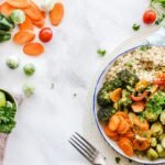 Friss, színes zöldségek és quinoa tál, tele vitaminokkal és ásványi anyagokkal.