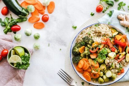 Friss, színes zöldségek és quinoa tál, tele vitaminokkal és ásványi anyagokkal.