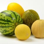 Különböző dinnyefajták, mint például sárgadinnye és görögdinnye, színes és friss megjelenésben.