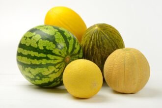 Különböző dinnyefajták, mint például sárgadinnye és görögdinnye, színes és friss megjelenésben.